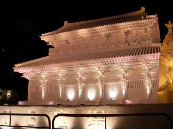 夜に撮影した百済王宮